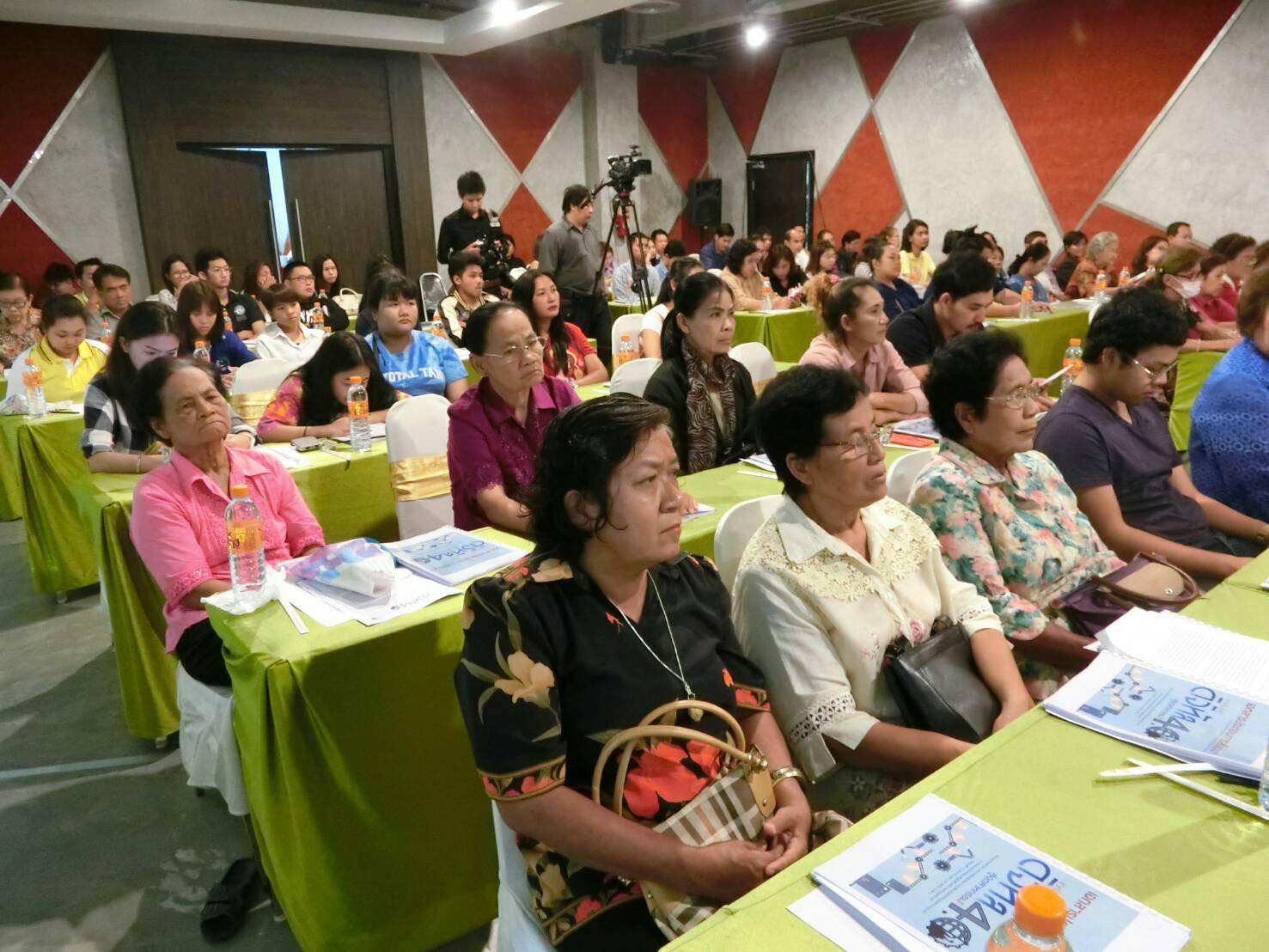 ผู้อำนวยการกองพัฒนาดิจิทัลอุตสาหกรรม เป็นประธานกล่าวเปิดงาน Road Show กิจกรรมการสร้างโอกาสในการเข้าถึงและแนวทางการใช้เทคโนโลยีดิจิทัลอุตสาหกรรม 4.0 ณ