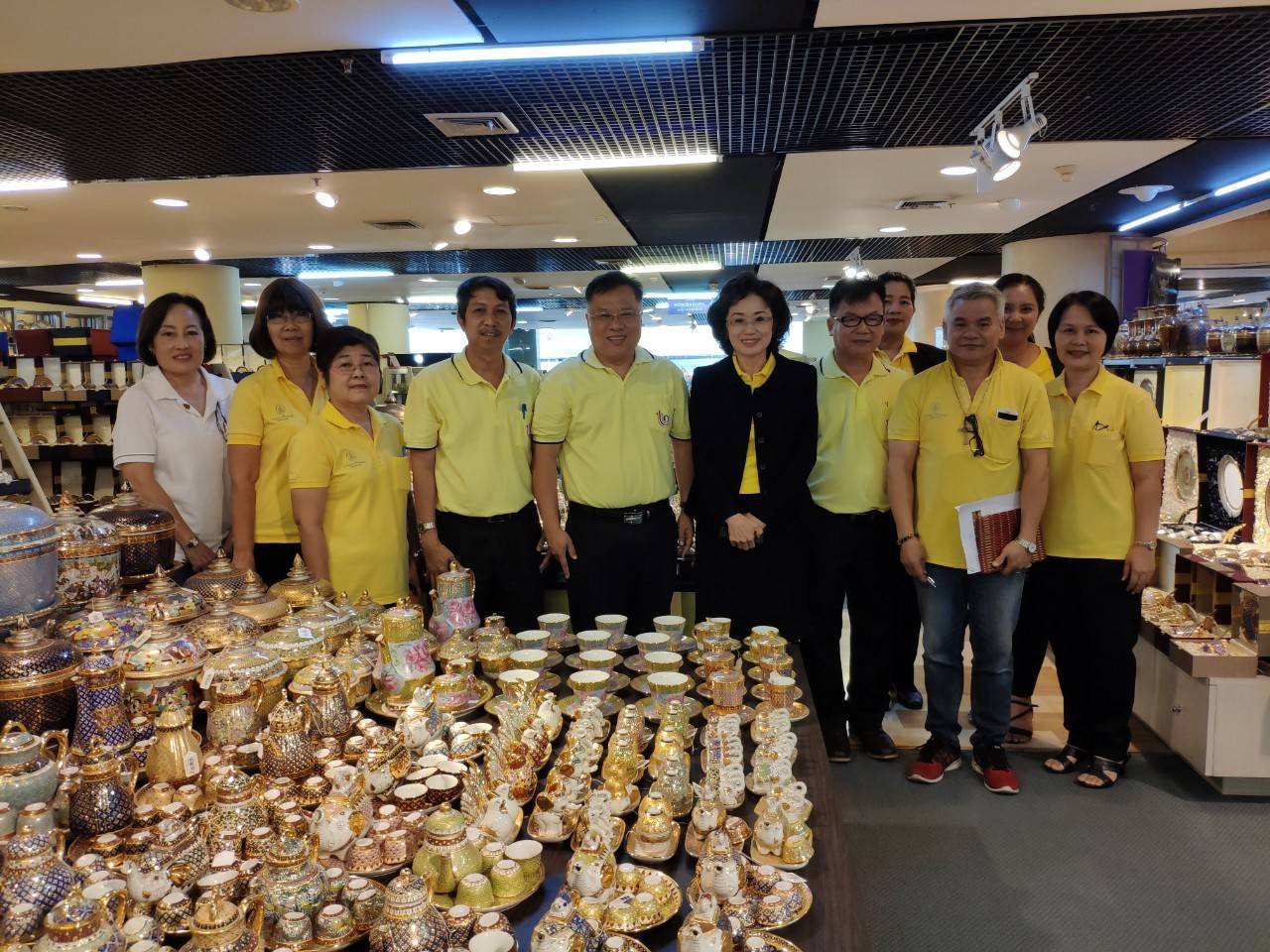 ทั้งนี้ วันที่ 17 พฤษภาคม 2562 นายวาที พีระวรานุพงศ์ ผู้อำนวยการ กองพัฒนาดิจิทัลอุตสาหกรรมกลุ่ม กพ. ร่วมประชุมกับ นางยุวนิตย์ ปิสัญธนะกูล ผู้อำนวยการ ร้านนารายณ์ภัณฑ์ และบุคลากร โดยร่วมวางแผนให้ข้อแนะนำ