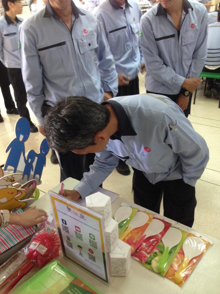 วันพฤหัสบดีที่ 17 ตุลาคม 2562 คณะทำงาน Happy Workplace กองพัฒนาดิจิทัลอุตสาหกรรมกรมส่งเสริมอุตสาหกรรมได้จัดบูธประชาสัมพันธ์ การลดละเลิกบุหรี่ของ Happy workplace 