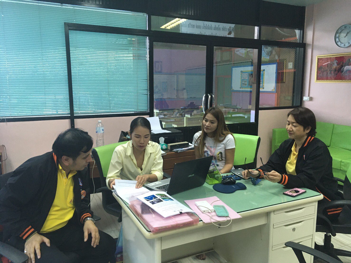 วันพฤหัสบดีที่ 26 ธันวาคม 2562 นางนวลจิตต์ เรืองศรีใส นักวิเคราะห์นโยบายและแผนเชี่ยวชาญ ประธานคณะทำงาน Happy Workplace กท.กสอ. นำทีมงานฯ กำกับติดตาม บริษัท เคไอเอ็ม เอ็นจิเนียริ่ง แอนด์ เซอร์วิส จำกัด