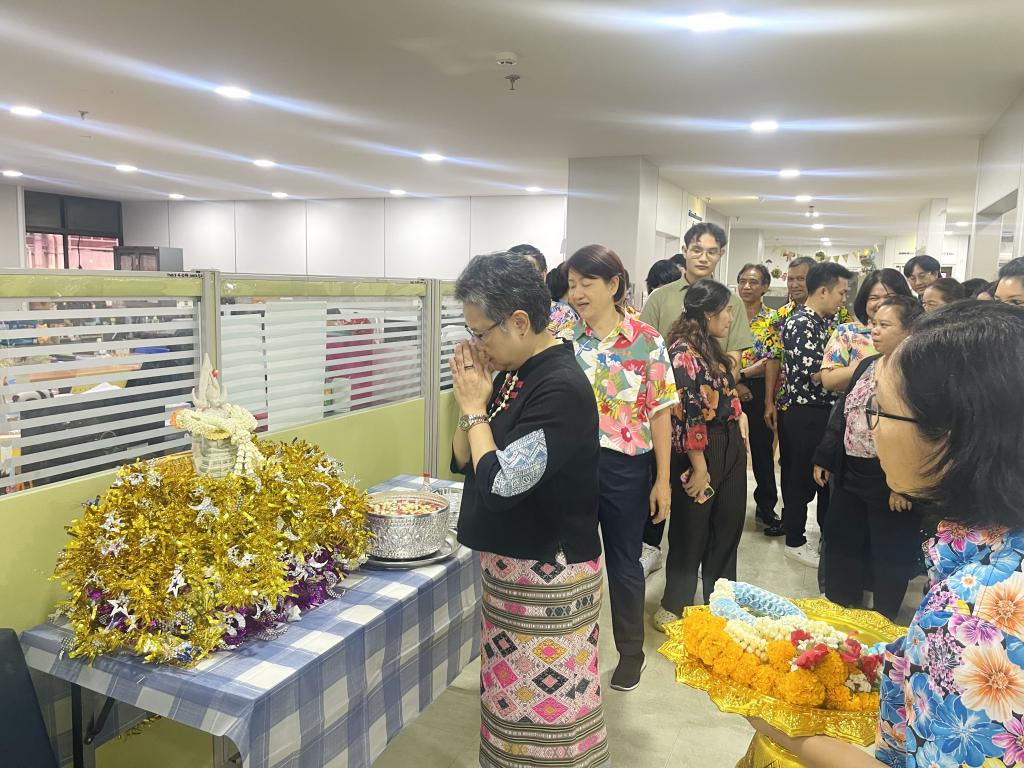 ผอ.กท.กสอ. ประธานคณะทำงานองค์กรคุณธรรม กท.กสอ. พร้อมข้าราชการ พนักงานราชการ เจ้าหน้าที่ กท.กสอ. ร่วมดำเนินกิจกรรม "การสืบสานประเพณี วิถีวัฒนธรรมไทยอันดีงาม"