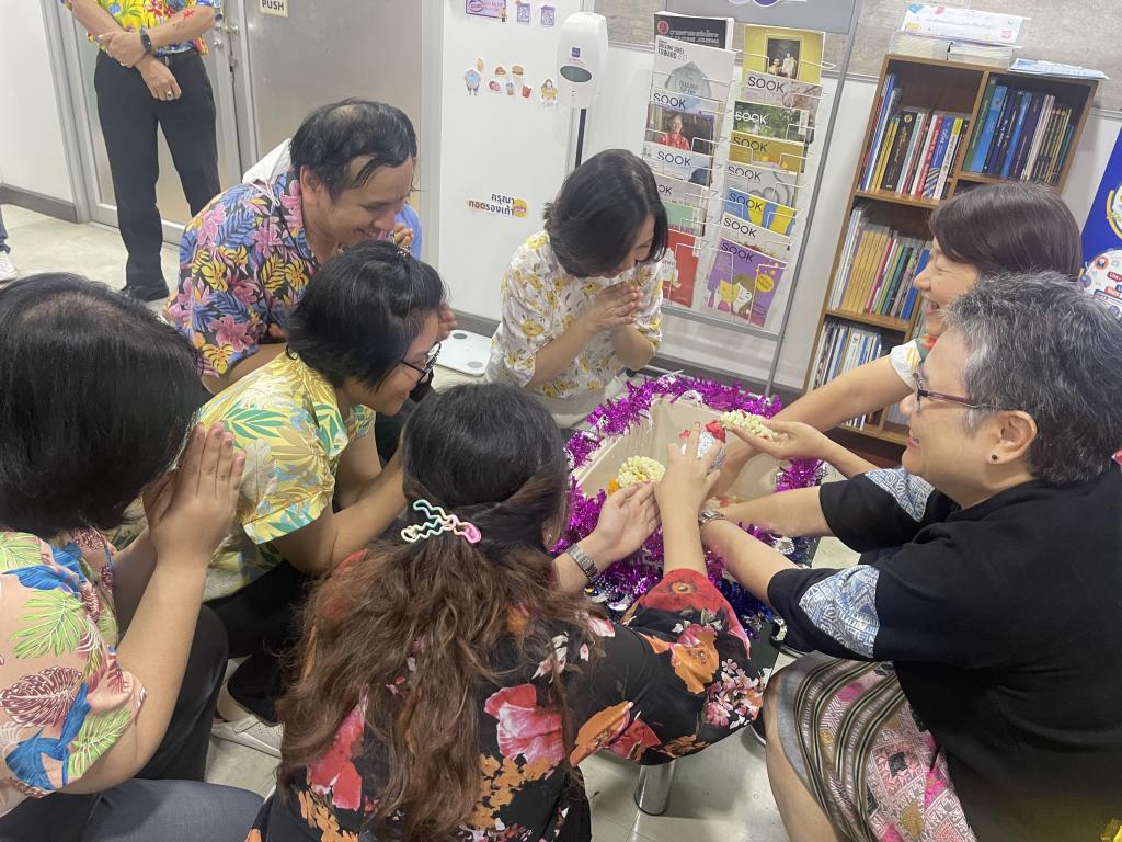 ผอ.กท.กสอ. ประธานคณะทำงานองค์กรคุณธรรม กท.กสอ. พร้อมข้าราชการ พนักงานราชการ เจ้าหน้าที่ กท.กสอ. ร่วมดำเนินกิจกรรม "การสืบสานประเพณี วิถีวัฒนธรรมไทยอันดีงาม"