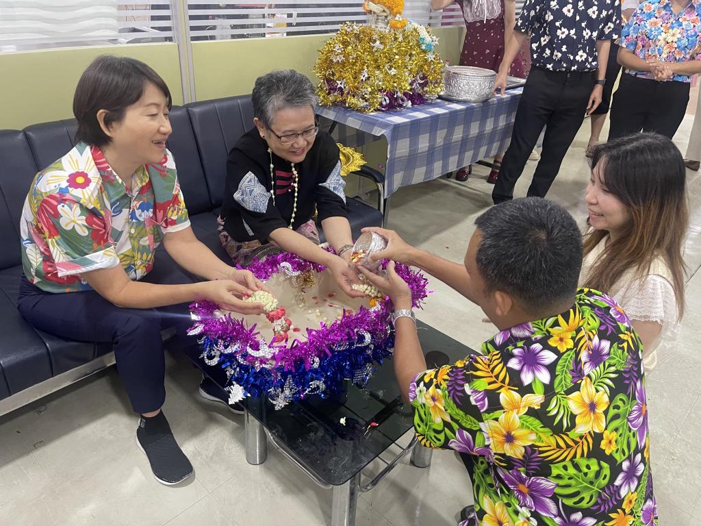 ผอ.กท.กสอ. ประธานคณะทำงานองค์กรคุณธรรม กท.กสอ. พร้อมข้าราชการ พนักงานราชการ เจ้าหน้าที่ กท.กสอ. ร่วมดำเนินกิจกรรม "การสืบสานประเพณี วิถีวัฒนธรรมไทยอันดีงาม"