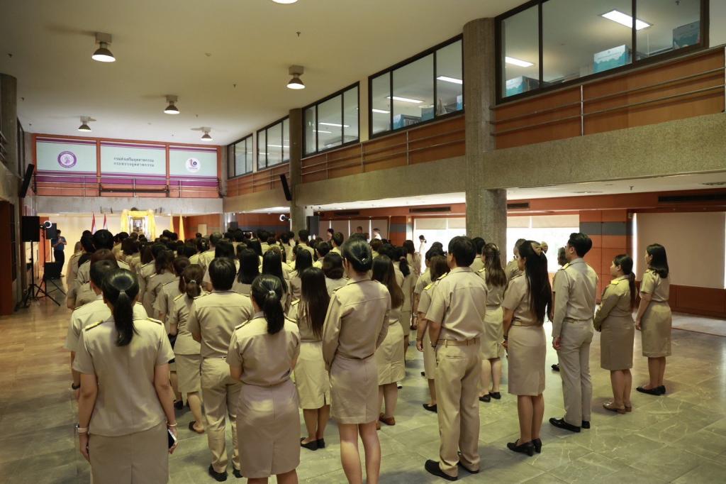 พิธีถวายสัตย์ปฏิญาณวันข้าราชการพลเรือน ประจำปี 2568 นางเกษราภรณ์ โกวิทลวากุล ผอ.กท.กสอ. มอบหมายให้ผู้อำนวยการกลุ่ม พร้อมด้วยเจ้าหน้าที่ในสังกัด เข้าร่วมพิธีถวายสัตย์ปฏิญาณ วันข้าราชการพลเรือน ประจำปี 2568