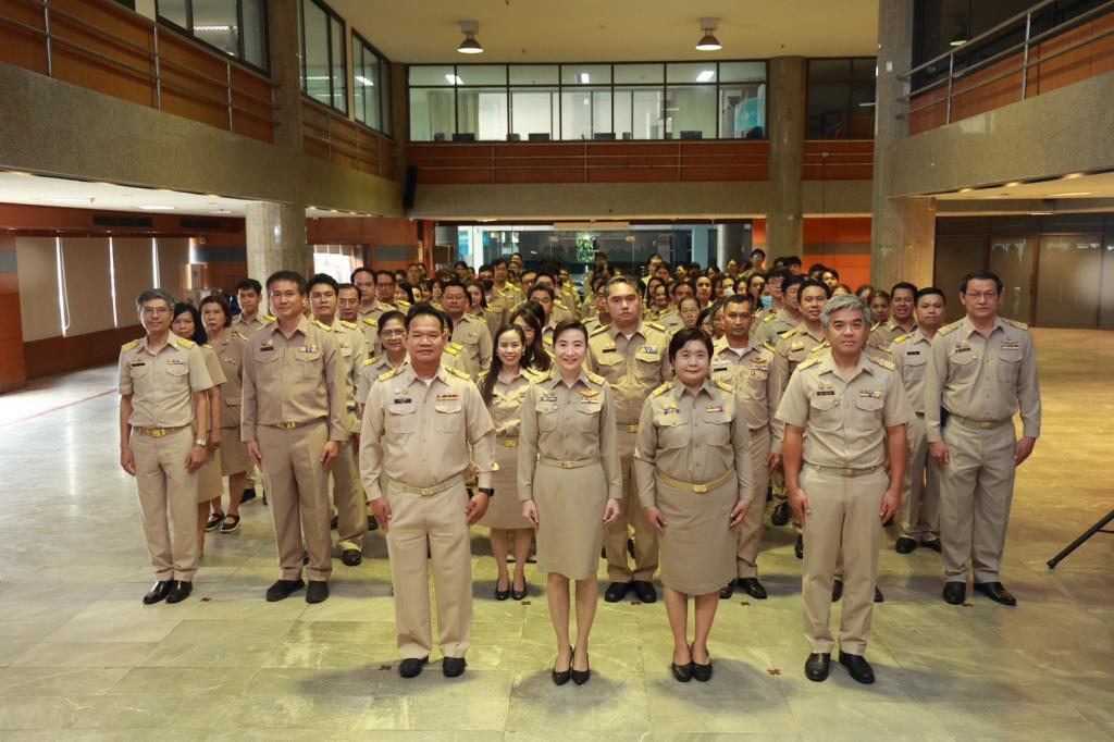 พิธีถวายสัตย์ปฏิญาณวันข้าราชการพลเรือน ประจำปี 2568 นางเกษราภรณ์ โกวิทลวากุล ผอ.กท.กสอ. มอบหมายให้ผู้อำนวยการกลุ่ม พร้อมด้วยเจ้าหน้าที่ในสังกัด เข้าร่วมพิธีถวายสัตย์ปฏิญาณ วันข้าราชการพลเรือน ประจำปี 2568