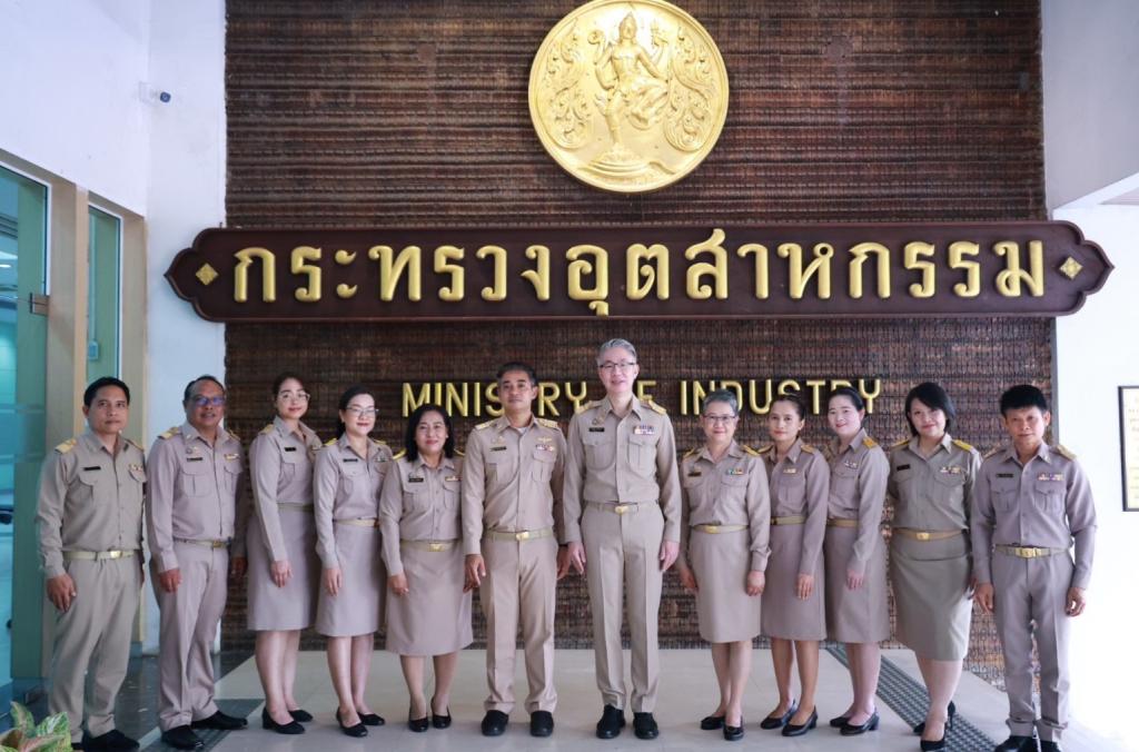พิธีถวายสัตย์ปฏิญาณวันข้าราชการพลเรือน ประจำปี 2568 นางเกษราภรณ์ โกวิทลวากุล ผอ.กท.กสอ. มอบหมายให้ผู้อำนวยการกลุ่ม พร้อมด้วยเจ้าหน้าที่ในสังกัด เข้าร่วมพิธีถวายสัตย์ปฏิญาณ วันข้าราชการพลเรือน ประจำปี 2568
