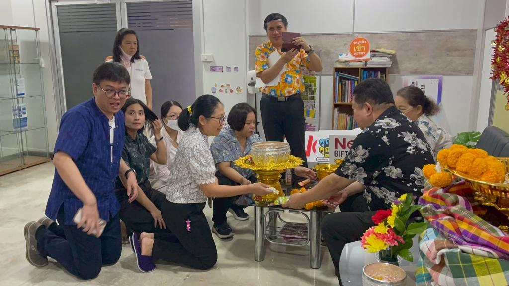 กิจกรรม สรงน้ำพระ รับพรชัย มงคลสมัยสงกรานต์