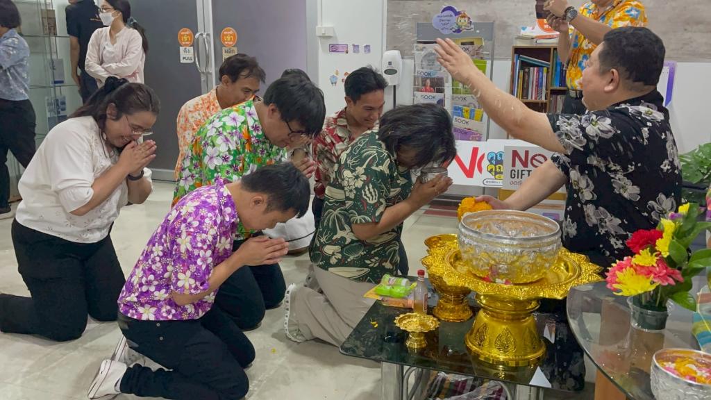 กิจกรรม สรงน้ำพระ รับพรชัย มงคลสมัยสงกรานต์