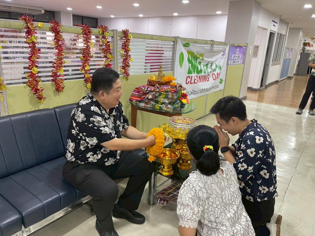 กิจกรรม สรงน้ำพระ รับพรชัย มงคลสมัยสงกรานต์