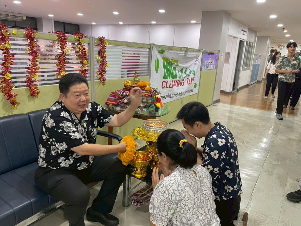 กิจกรรม สรงน้ำพระ รับพรชัย มงคลสมัยสงกรานต์