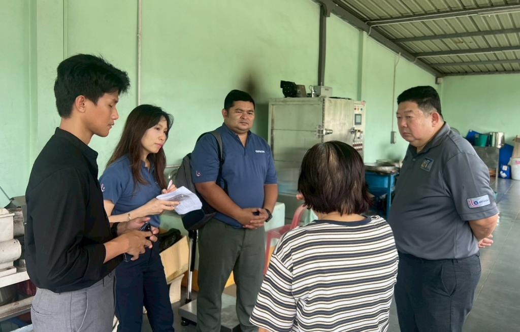ลงพื้นที่กำกับติดตามผลการดำเนินงานของสถานประกอบการที่เข้าร่วมกิจกรรม ณ ห้างหุ้นส่วนจำกัดวิสาหกิจชุมชนแปลงใหญ่ ปาล์มน้ำมันท่าสะบ้า